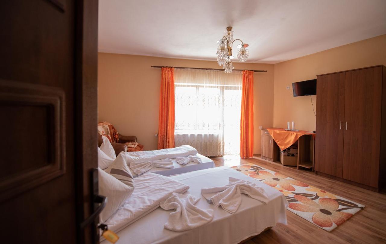 Dupa Apa La Razvan Sighetu Marmaţiei Esterno foto
